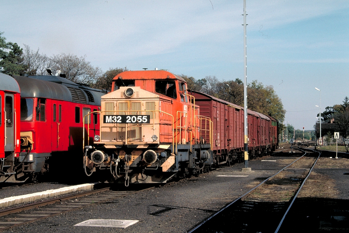 Kezdjük a képnézegetést a Gokartokkal! A ma a MÁV Nosztalgia Kft. kötelékébe tartozó M32 2055-ös éppen rövid tehervonattal érkezik Mezőhegyesre 1997 környékén<br>A képre kattintva lapozható galéria nyílik!<br>(fotók: Joó Ferenc) 