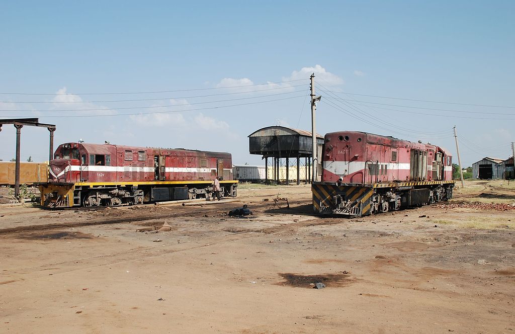Hosszú ideje üzemképtelen mozdonyok várnak sorsukra Kostiban<br>(fotó: Bertramz, Wikipedia)