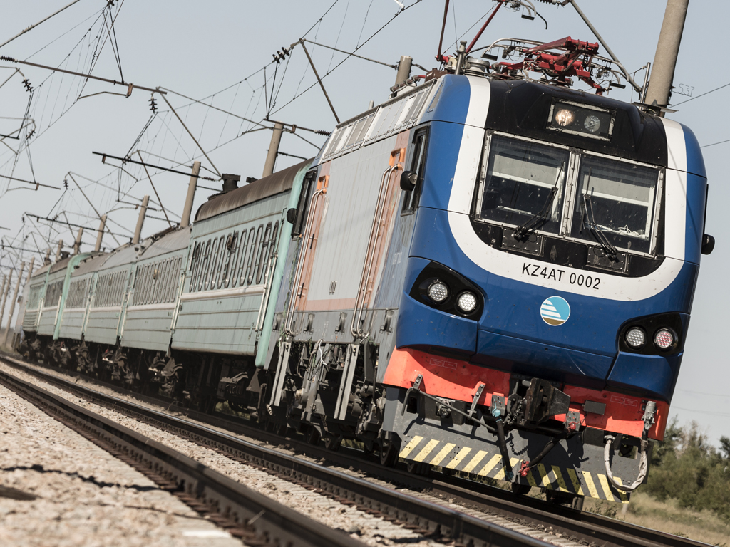 A kazah nemzeti vasút, a KTZ kilencvenöt KZ4AT sorozatú villamos mozdonyt szerez be az Alstom és a Transzmasholding konzorciumától. Az első gép pár napja állt forgalomba Kazahsztánban<br>(fotó: Alstom Transport)