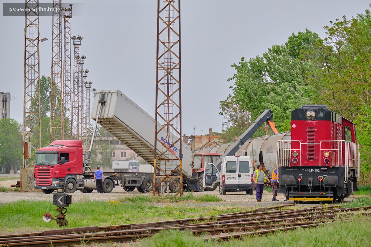 Rakodás a Tisza pályaudvaron. A képre kattintva galéria nyílik Vörös Attila fotóiból!