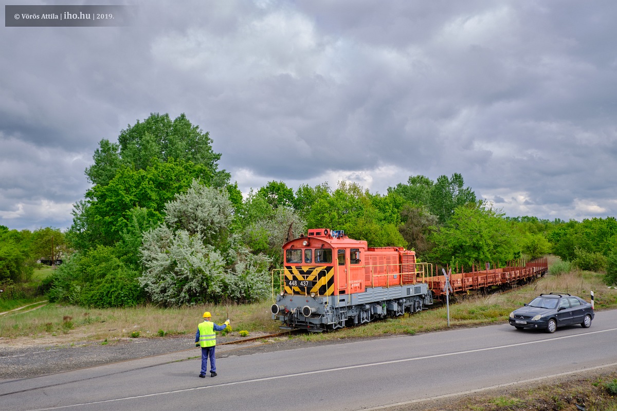 Három pőrekocsit húzott ki a 437-es Bobó a honvédség telepéről (fotók: Vörös Attila)