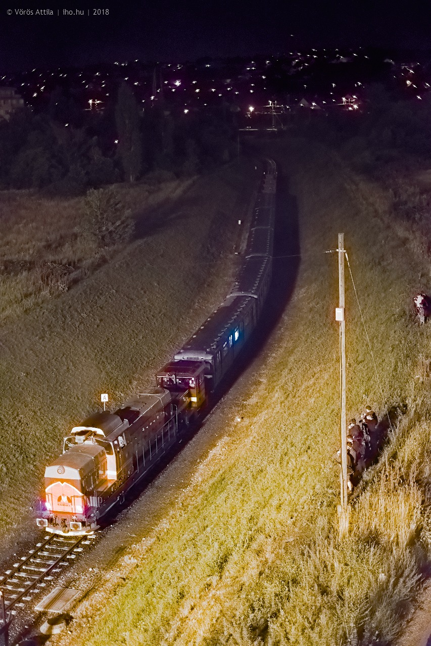 A kelenföldi metrótelepről tol ki az MMV Nagydácsiája a selejt metrószerelvénnyel. A képre kattintva galéria nyílik Vörös Attila fotóiból!