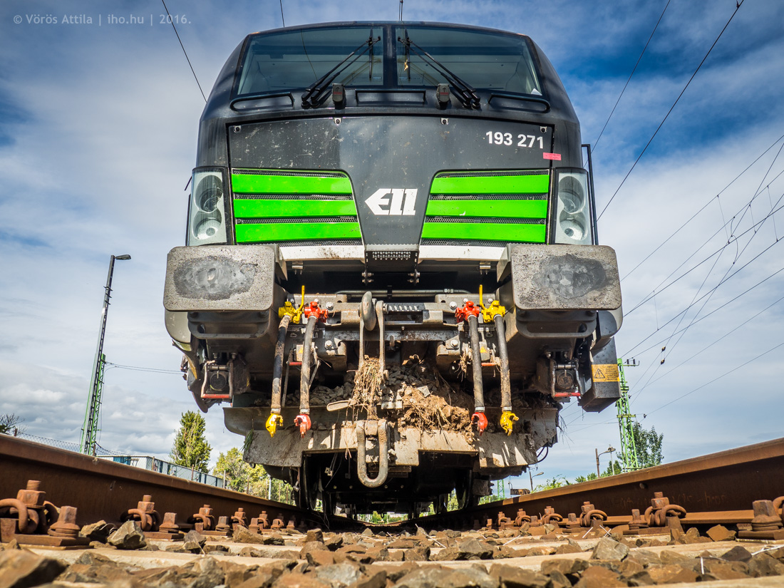 Sínen a Vectron a soroksári úti forgalmi épület előtt. A kérpe kattintva galéria nyílik Vörös Attila fotóiból