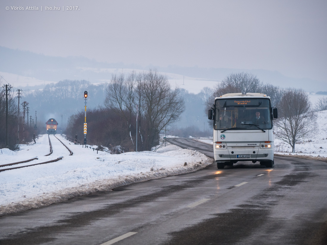 A JLW-493 és a 628 235 tart Komló felé Mecsekpölöske környékén