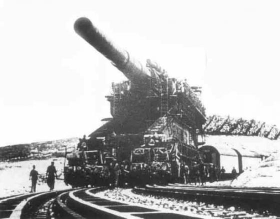 A híres Schwerer Gustav (Nehéz Gusztáv), amelyet a második világháborúban huszonöt kocsis szerelvényével a Krím-félszigetre vezényeltek