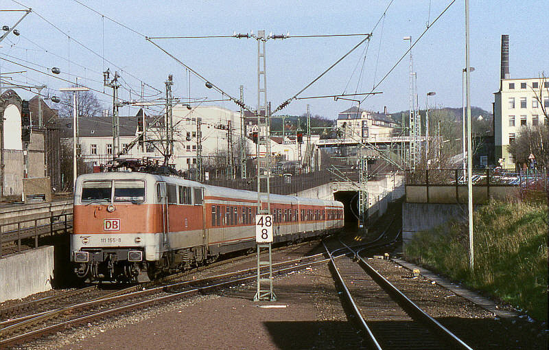 S-Bahn-szerelvény előtt (forrás: wuppertal-bahnen.de)