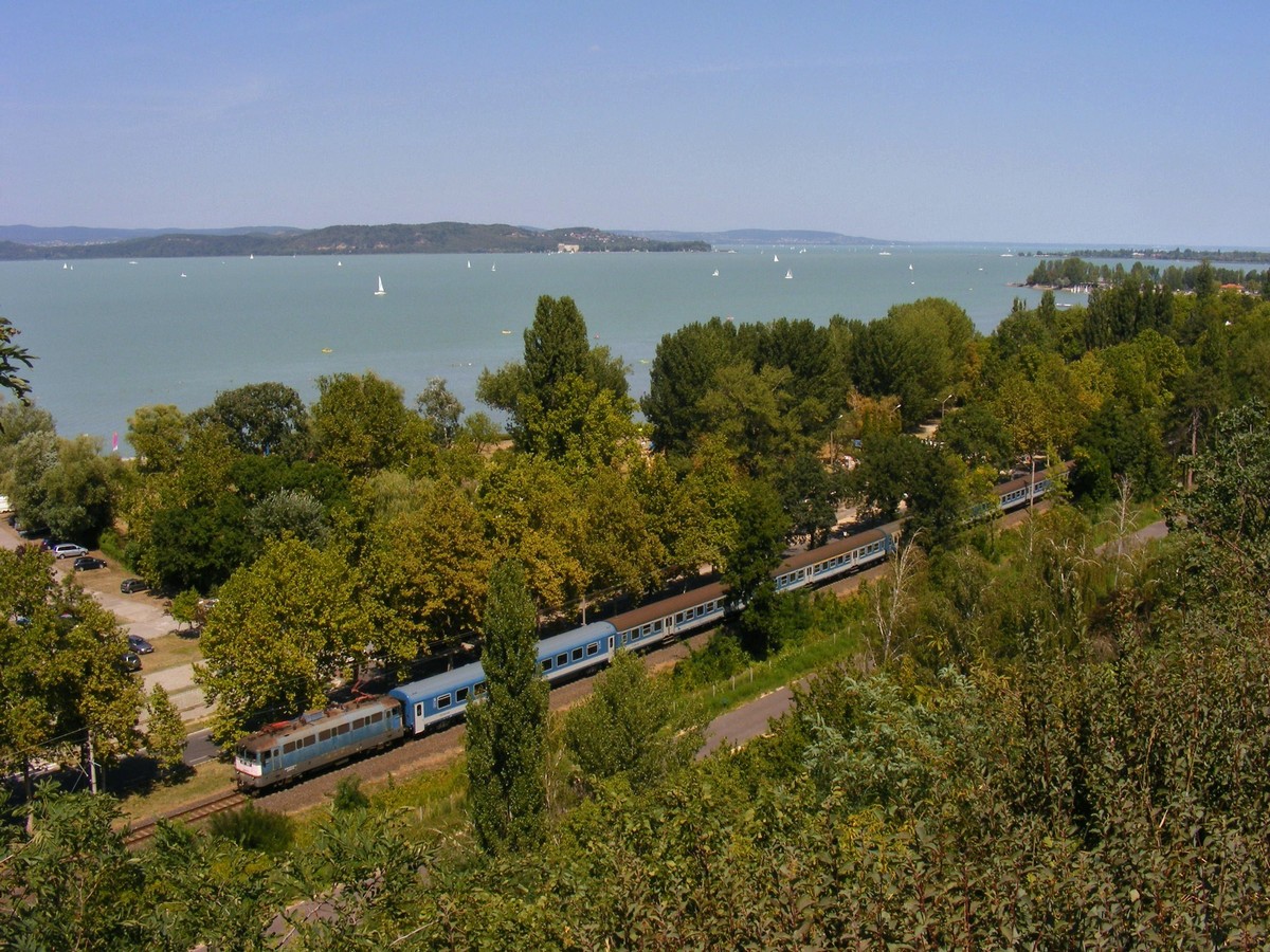 A 854-es vonat halat Balatonföldvárnál Gálicz Zoltán felvételén augusztus 15-én <br>A képre kattintva galéria nyílik