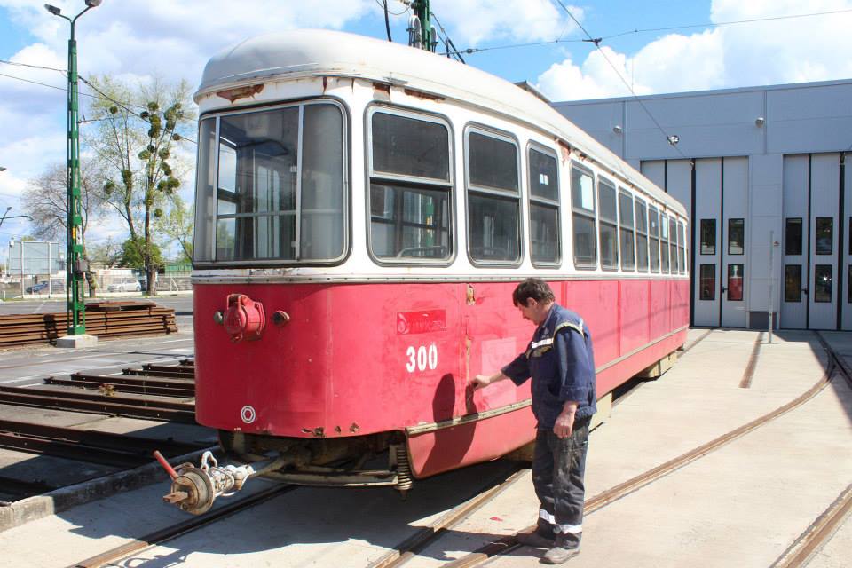 A felújításra váró 300-as pályaszámú pótkocsi a miskolci telephelyen<br>A képre kattintva galéria nyílik, a külön nem jelölt képek az MVK Zrt.-től származnak