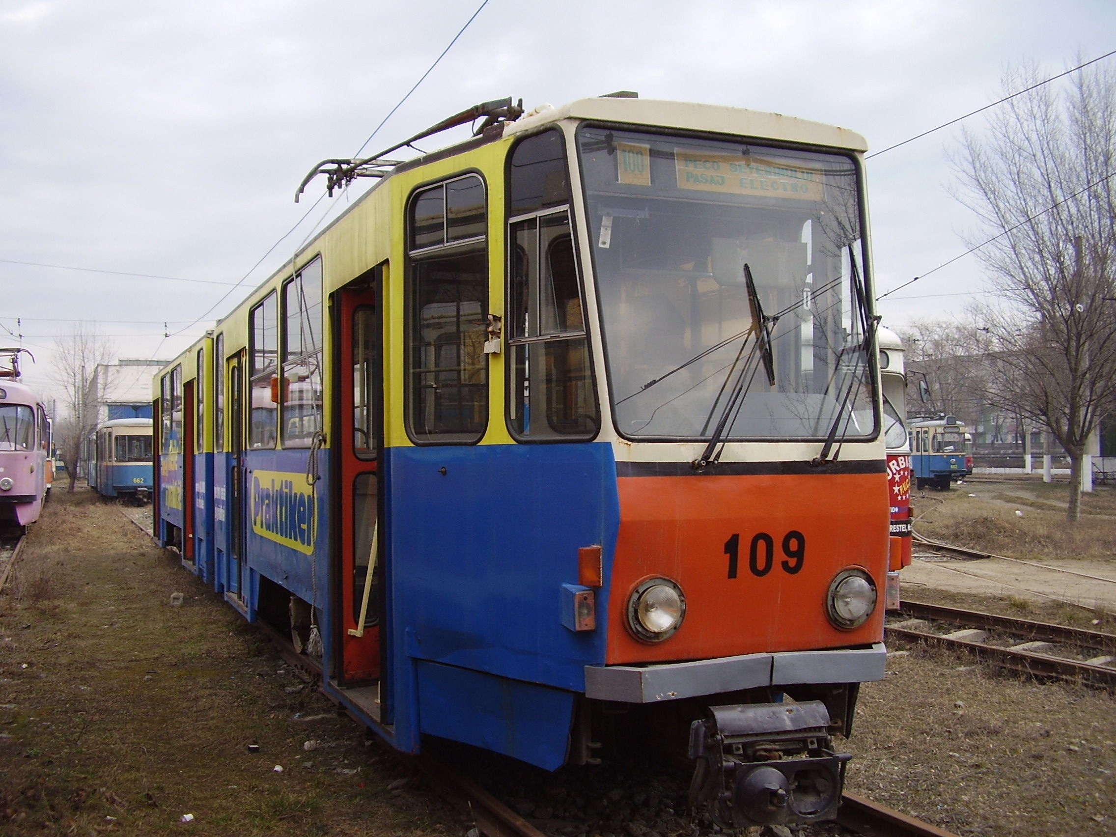 A 109-es villamos, felújítása előtt. A képre kattintva tekintsék meg a ráncfelvarrott villamost! </br> (Fotó: Dragos Anoaica)