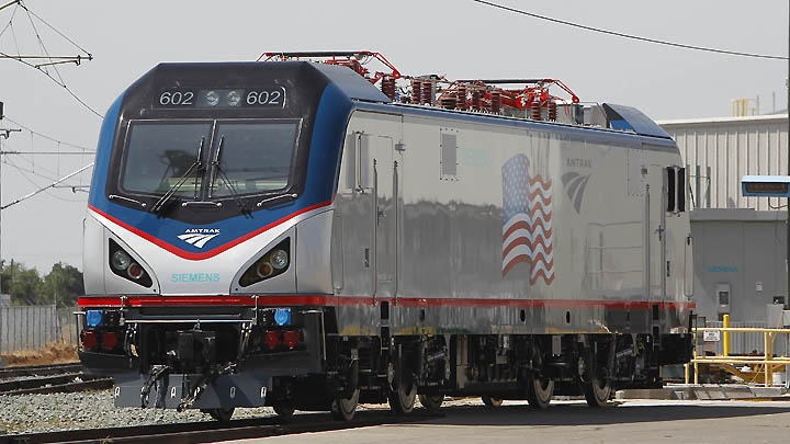Az Amtrak 602-es pályaszámú Siemens Cities Sprinter villanymozdonya a gyártó sacramentoi üzeménél<br>(fotó: Rich Pedroncelli)