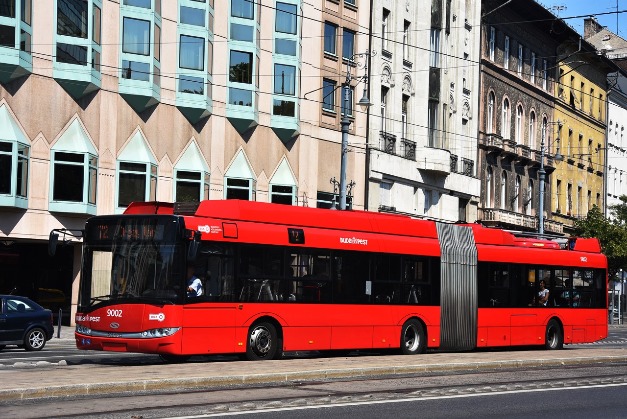 Kötöttpályás a kötöttpályán. A kiskörúti szakaszon a trolibuszok a villamospályával közös buszsávban közlekednek