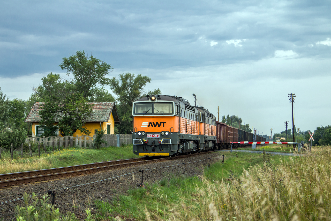 Az PKP Cargo által megvett AWT két Búvárja továbbít tehervonatot valahol Magyarországon...