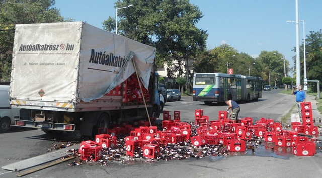 Több rekesznyi sör borult az útra<br />(fotó: Kőbánya.info)