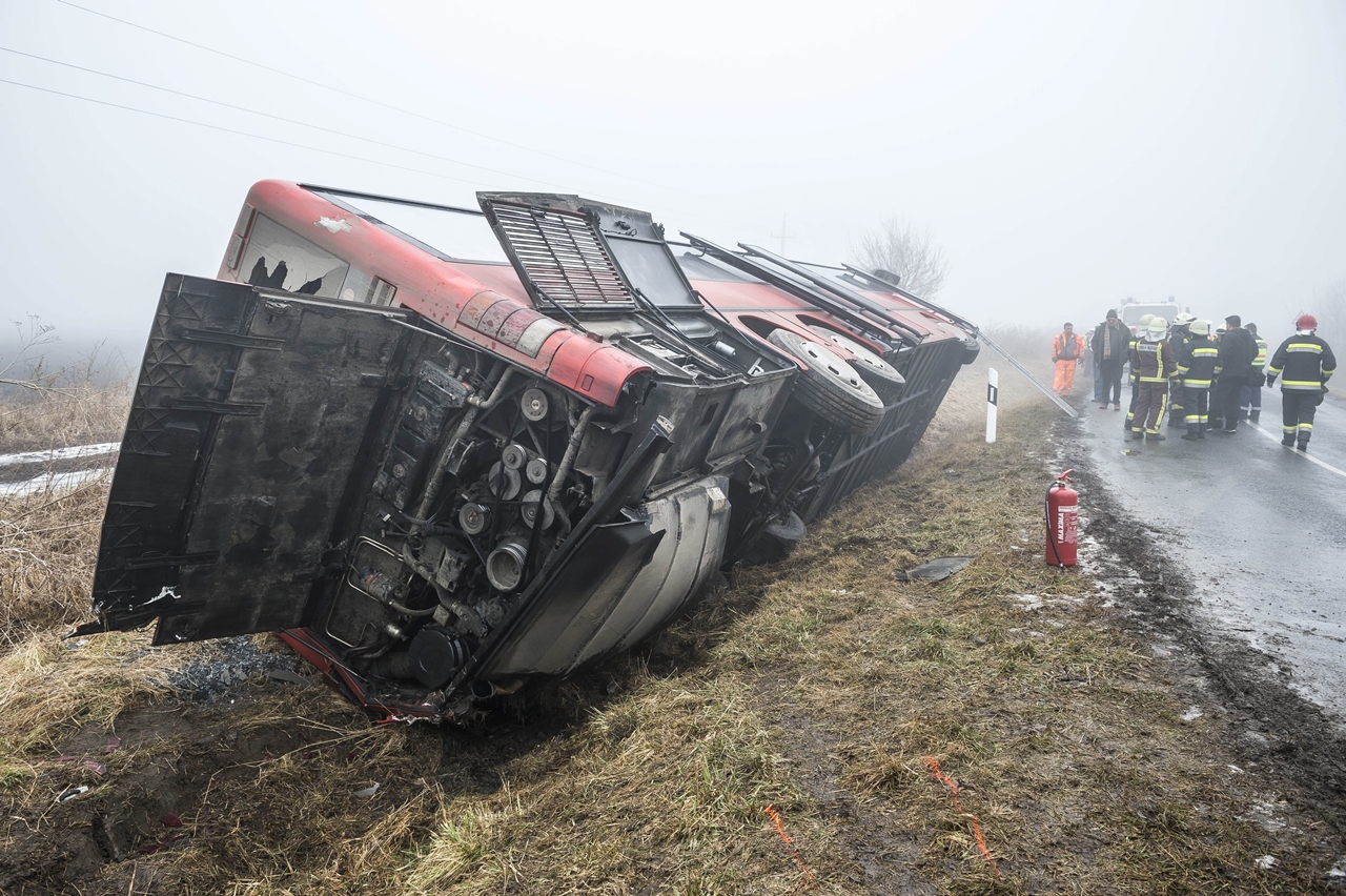 A munkásokat szállító autóbusz Kisláng közelében csúszott árokba (fotók: MTI/Bodnár Boglárka)