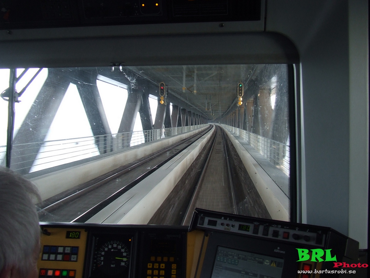 Átkelés az Öresund hídon menetrendszerinti 180 kilométer per órás sebességgel. A híd felső szintjén autópálya található közúti forgalom részére, amit díj ellenében lehet igénybe venni