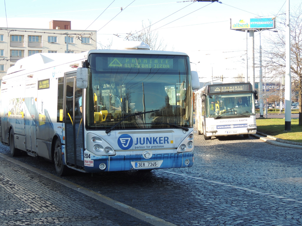 Bár nem látszik, de a sofőr éppen a kabinja ajtaját törölgeti<br>(fotó: a szerző)