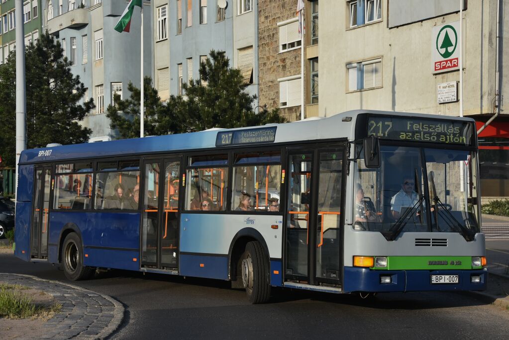 A kétezres években természetes látvány volt a színátmenetes 412-es Ikarusok megjelenése, idén nyártól az egyetlen meghagyott példány sem szállít utasokat menetrend szerinti forgalomban (a képre kattintva galéria nyílik a szerző képeiből)