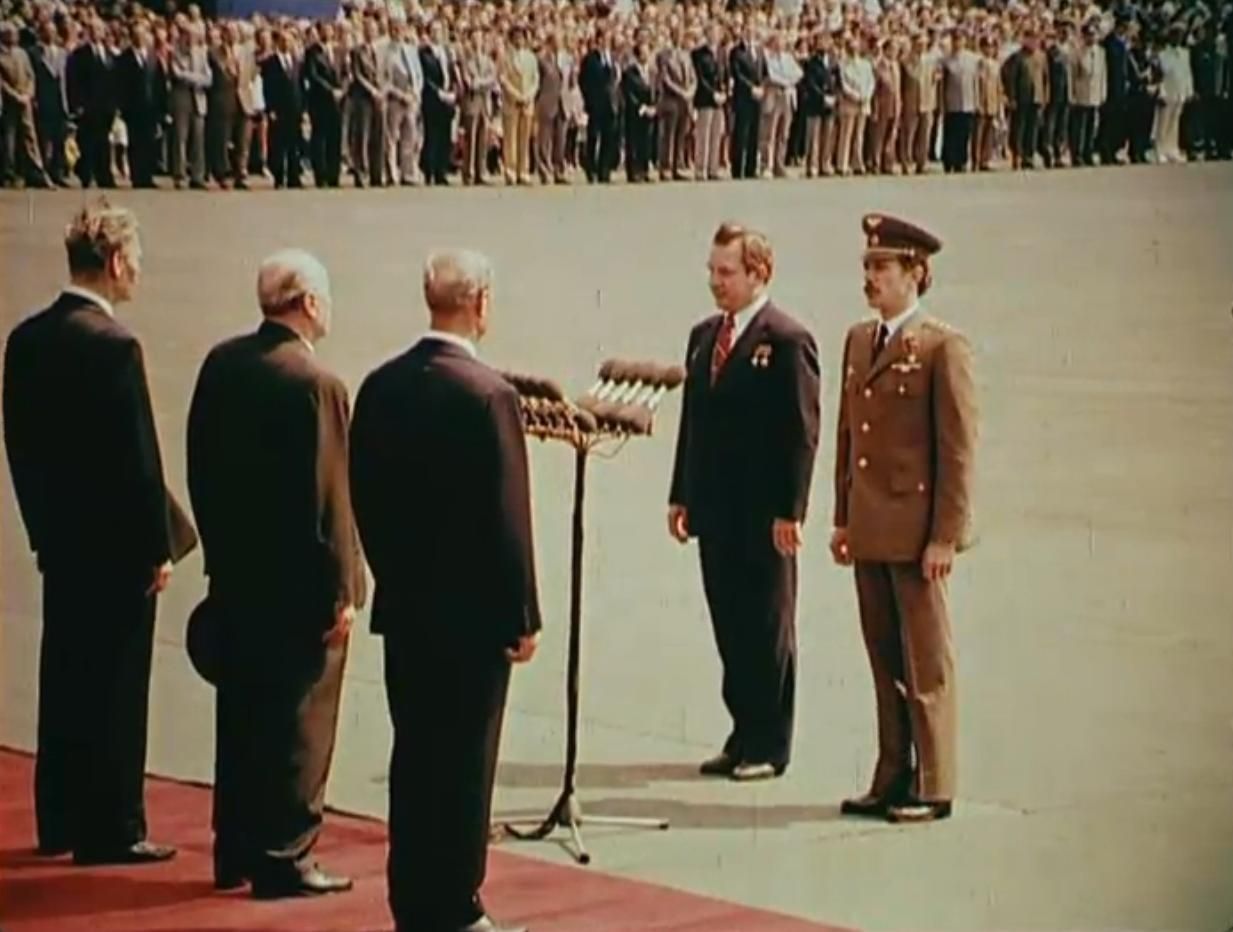 Farkas Bertalan fogadása a Parlament előtt 1980-ban. A képre kattintva galéria nyílik (forrás: wikipédia)