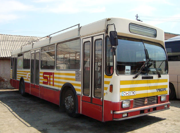 A képen látható Volvo B10M-ből három van, továbbá egy farmotoros Volvo B10R. Ezek a legrégebbi használatban lévő autóbuszok