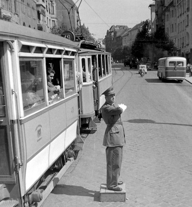 Móricz Zsigmond körtér egy BSZKRT feliratú és festésű 49-es villamossal, és ismét egy Mávag Tr 5-össel. A háború után éledező főváros közlekedésének beindításában nagy szerepet kaptak a képeken alig néhány éves Mávag buszok