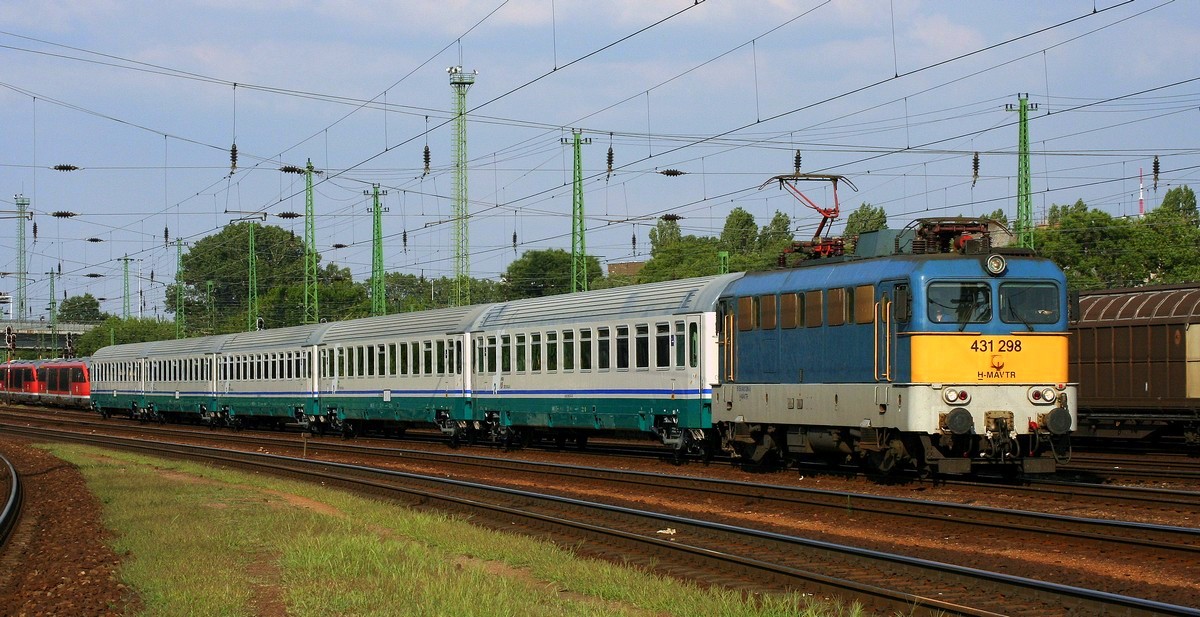 A fotókon Ferencváros állomáson halad át hat óra előtt valamivel a szerelvény<br>A képre kattintva galéria nyílik a szerző felvételeiből