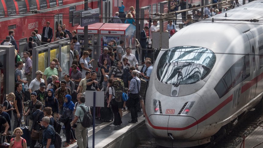 Ha ezen a frankfurti peronon esetleg gombostűt szeretnénk leejteni, ne tegyük! (forrás: DPA)