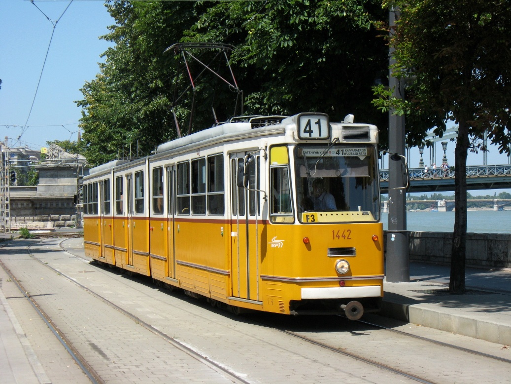 A Batthyány tér irányú megálló pedig ideiglenes felszállóhelyként szolgált