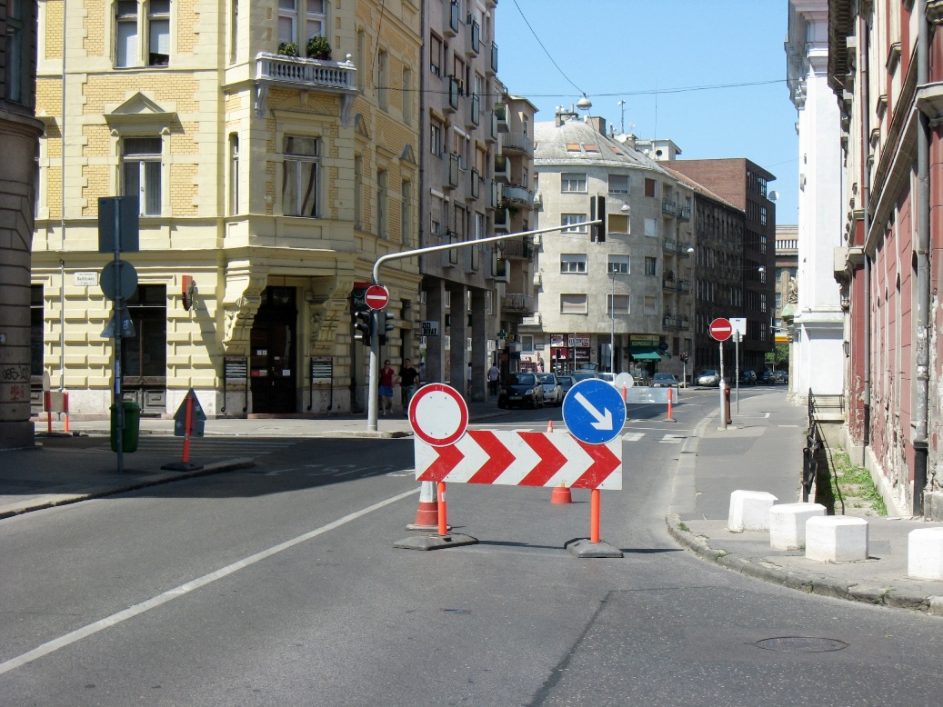 Batthyány tér északi oldala a Fő utca becsatlakozásával. Most személyautóval is be lehetett hajtani a BKV végállomás területére a terelés miatt