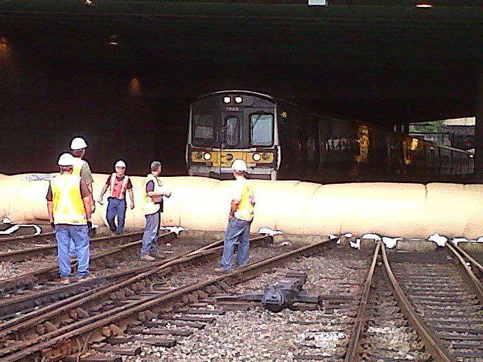 AquaDam típusú mozgógátat építenek a Penn Station előtt (Sam Zambuto felvétele)