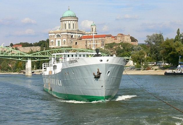 A Debrecen ugyanaznap, de már Esztergomnál (fotó: Szánthó Zoltán)