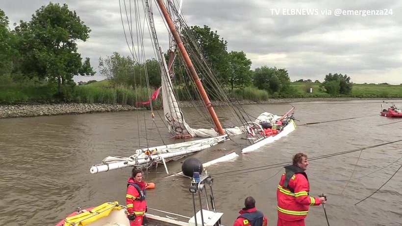 Az 1883-ban épített szkúnernek esélye sem volt a konténerhajóval szemben (fotó: Twitter/Emergenza24)