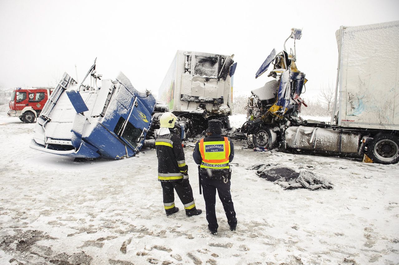 Nagy sebességgel csattanhatott egymásba a két traktor. Megrázó fotók! A képre kattintva galéria nyílik (fotó: MTI/Czeglédi Zsolt)