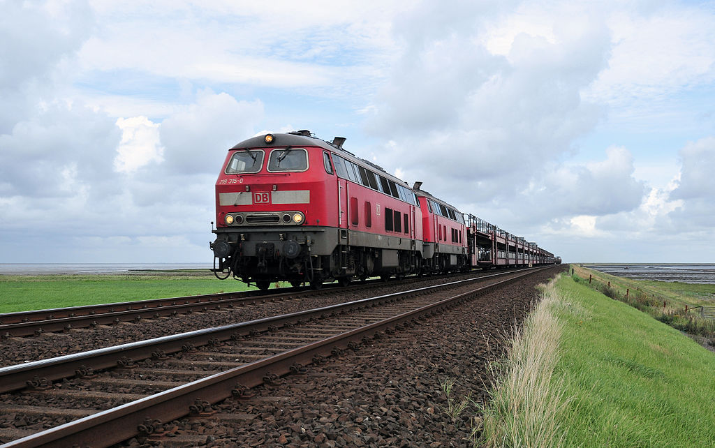 Autozug a Hindenburgdammon átvezető vasútvonalon (forrás: Wikipedia)