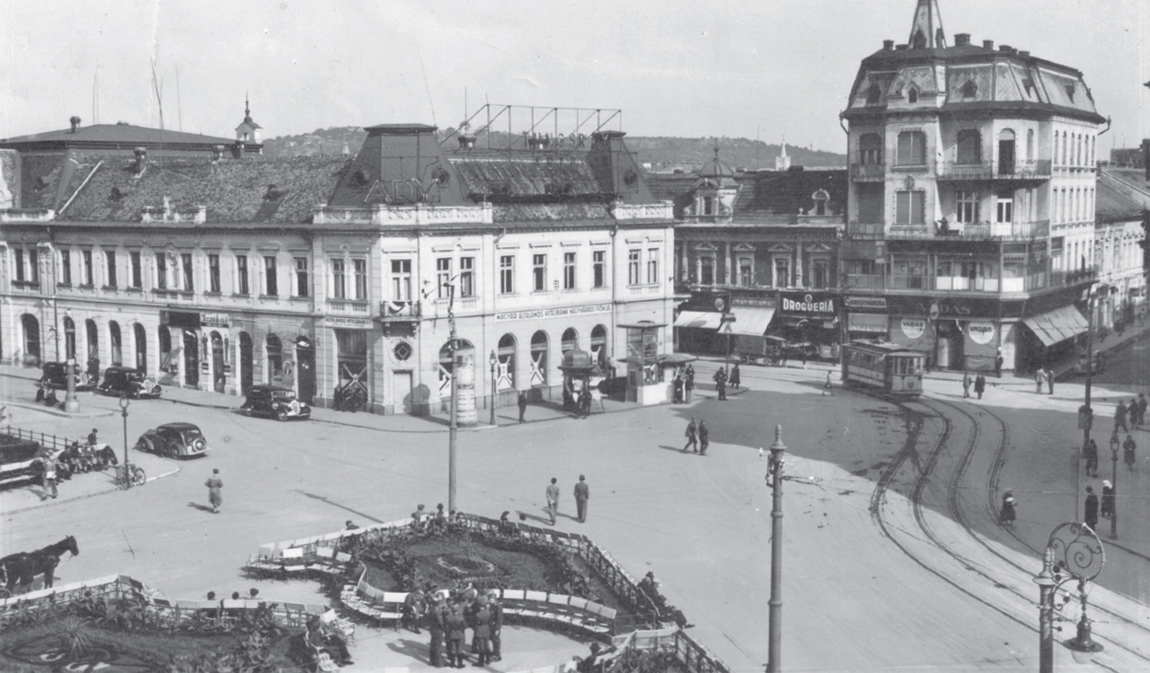 Nagyvárad-Olaszi hangulatos, elvitathatatlan építészeti értékeket felvonultató kis térsége, a Bémer tér, amely a XX. század hajnalára a felfokozott építkezési kedvnek köszönhetően elnyerte a napjainkra is jellemző eklektikus képét. Kialakításakor Bémer László püspökről nevezték el, 1923-ban Regina Maria lett, 1940-ben visszakapta eredeti nevét (a felvétel is ekkoriban készült); 1945–1966 között az utcasarki névtáblákról Sztálin nevét lehetett leolvasni, majd 1995-ig Köztársaság (Republicii) tér volt. A Helyi Tanács 1995-ben a Regele Ferdinand névre „keresztelte”, noha Ferdinánd román király nevét a két világháború között a Fő utca viselte, nem ez a tér... (képeslap, a szerző gyűjteménye)