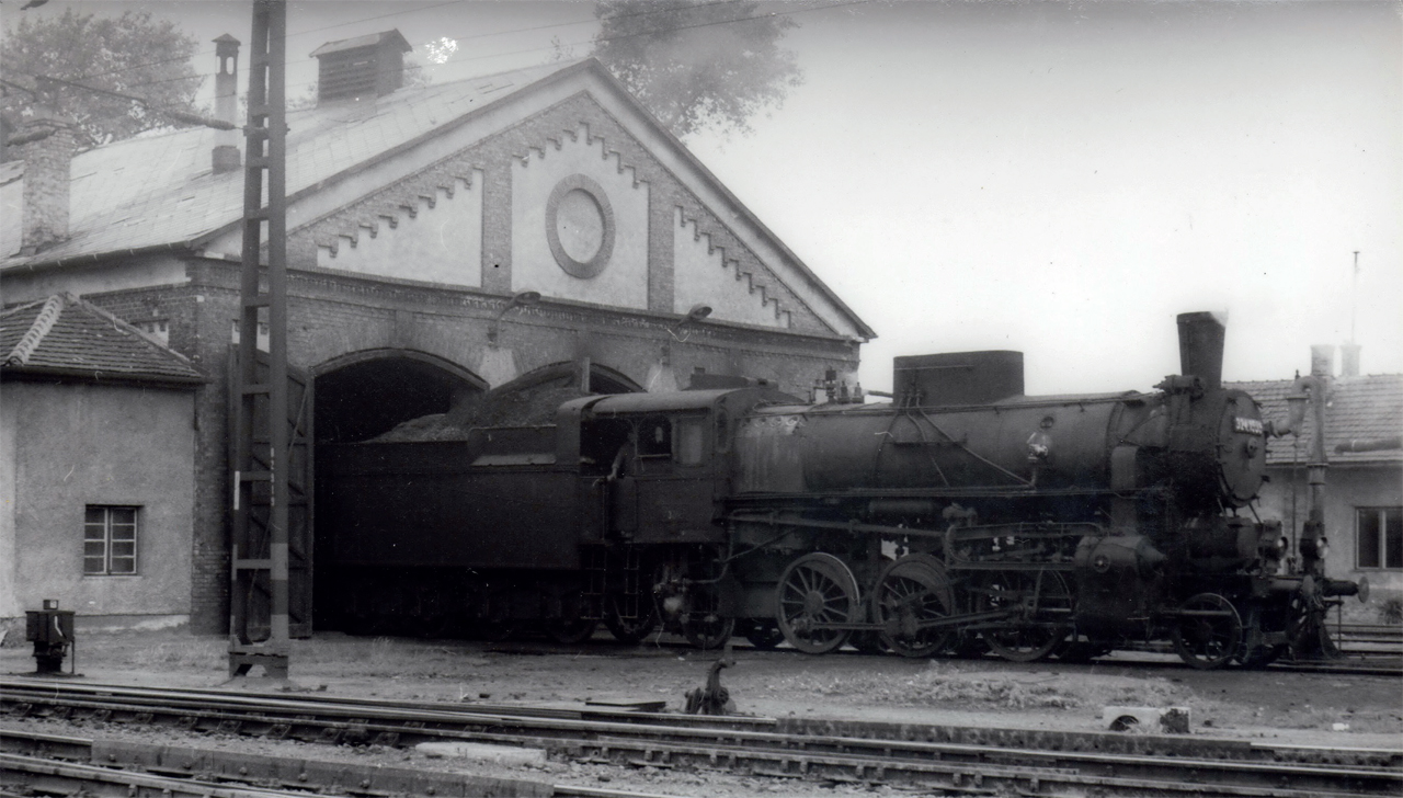 Mezőtúr, a vonal kezdőpontja. Linzbauer Tamás felvételén a MÁV 324 1585 szuszog a 120-as, Szolnok–Békéscsaba–Lőkösháza fővonal állomásán épült fűtőház előtt. A kép 1977. június 24-én, szűk két esztendővel az írásunkban taglalt történetű vonal felszámolása előtt készült