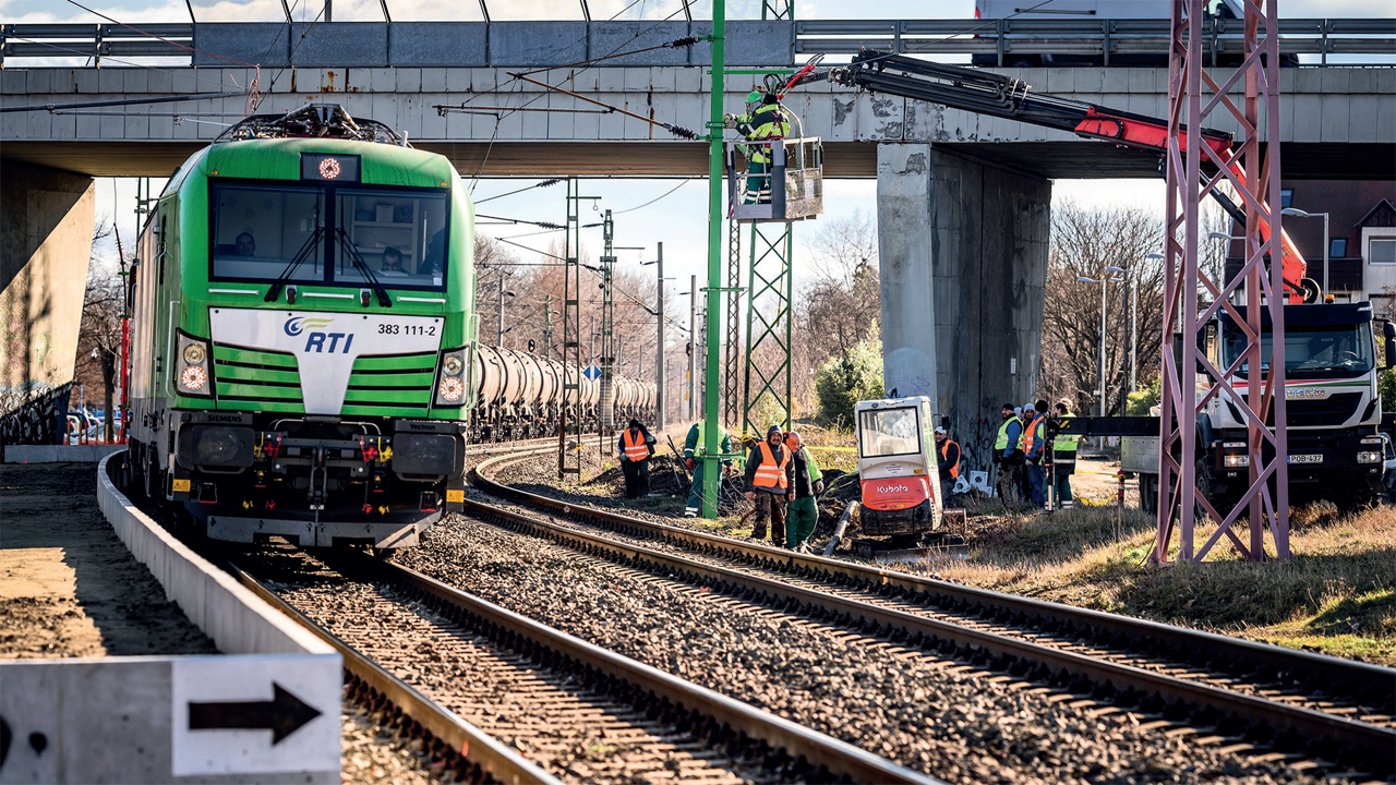 Újpalota megálló (balra a félig kész peron) kialakításának februári fázisa. A háttérben a Zuglót Újpalotával összekötő felüljáró (fotó: MÁV-kommunikáció)