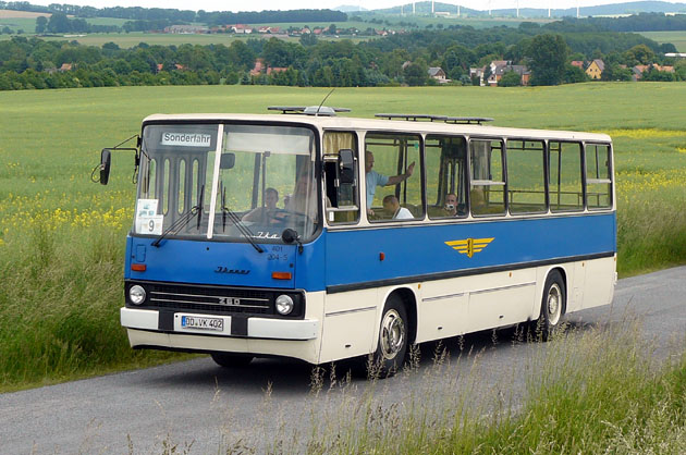 A busz a löbaui mezőn<br>(Fotó: Papp Szabolcs)