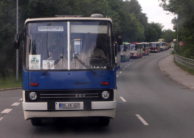 A 260.02-es a felvonuláson a 266-osból nézve<br>(Fotó: Müller Péter)