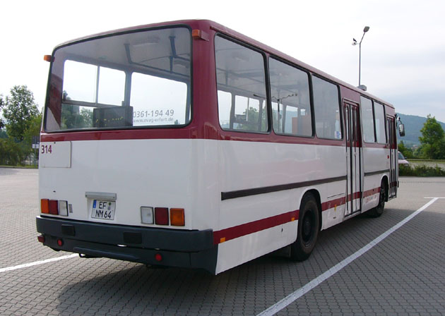 A busz hátulról<br>(Fotó: Kengyel Kristóf)