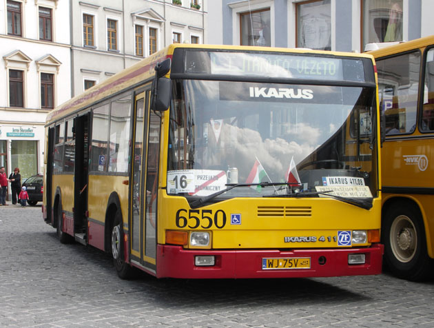 A főtéren pózolás közben a kijelzőn a tesztprogram futott<br>(Fotó: Müller Péter)