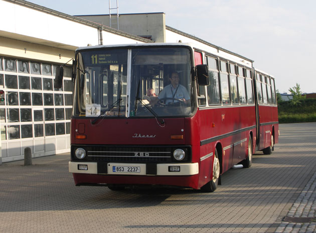 A busz egy kicsit késve érkezett, ezért a szombat délelőtti programokon nem tudott részt venni<br>(fotó: Müller Péter)