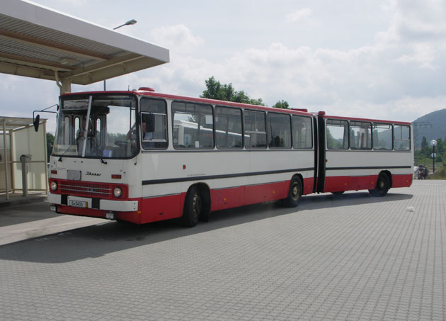 A busz otthonosan mozgott a löbaui garázsban<br>(fotó: Müller Péter)