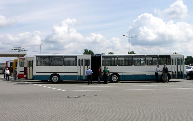 A busz jobb oldalán mindössze egy utólag beépített negyedes ablak biztosította a légáramlást<br>(fotó: Müller Péter)