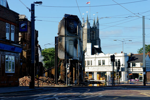 Reeves Corner, a Reeves család kiégett bútorüzletével, előtérben a villamos sínei (fotó: flickr/Peter J Trimming)