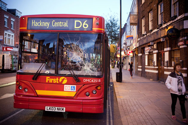 A First cég egyik megrongált Dennis Dart SLF-je a zavargásokban leginkább érintett Hackney városrész központjában (fotó: flickr/Jacek Barcikowski)