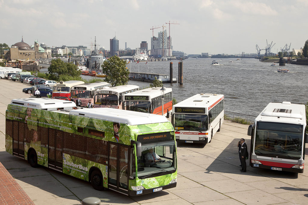 Mercedes-Benz Citaro FuelCell Hybrid Hamburgban, a háttérben néhány régebbi típussal <br>(fotó: Daimler Buses)