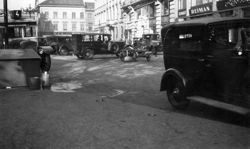 Vörösmarty tér a harmincas években egy Mávag csőrös busszal a 4-es viszonylat végállomásán<br>A képre kattintva galéria nyílik!