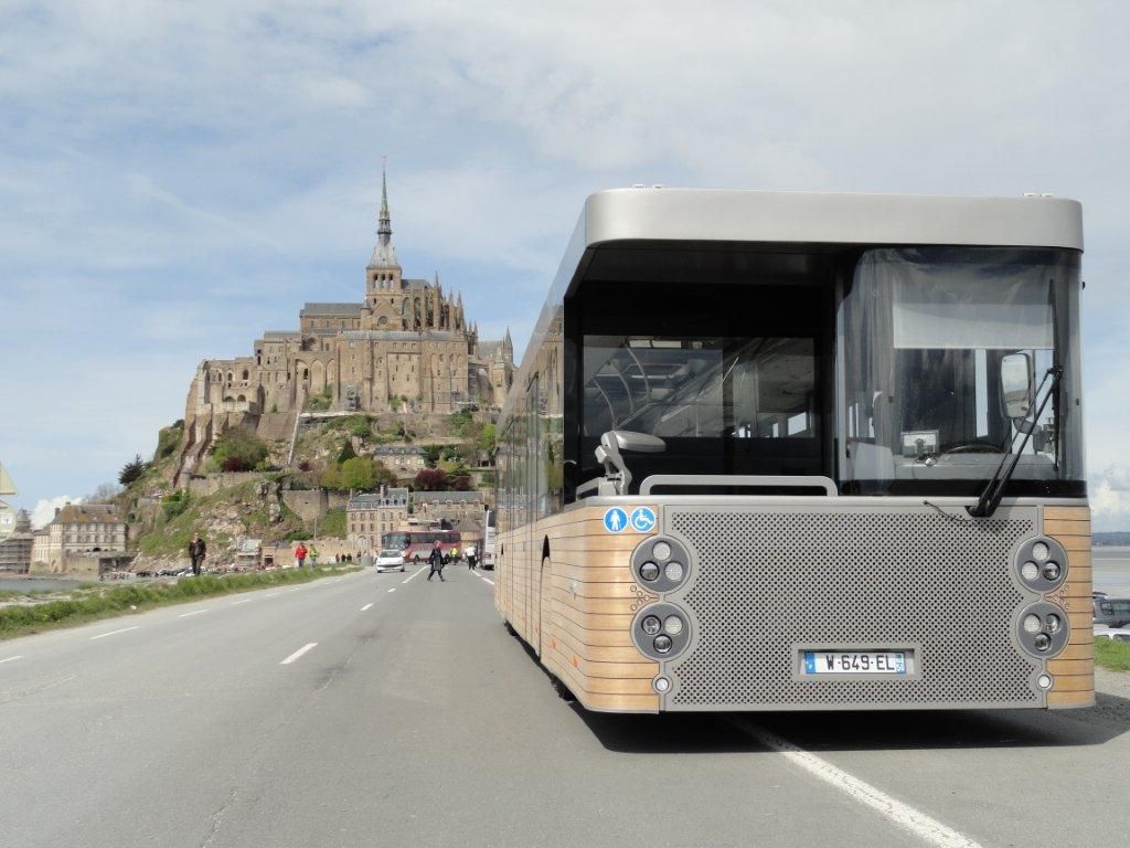 A Cobus újdonsága háttérben a Mont-Saint-Michel szigettel<br>(fotó: Cobus)