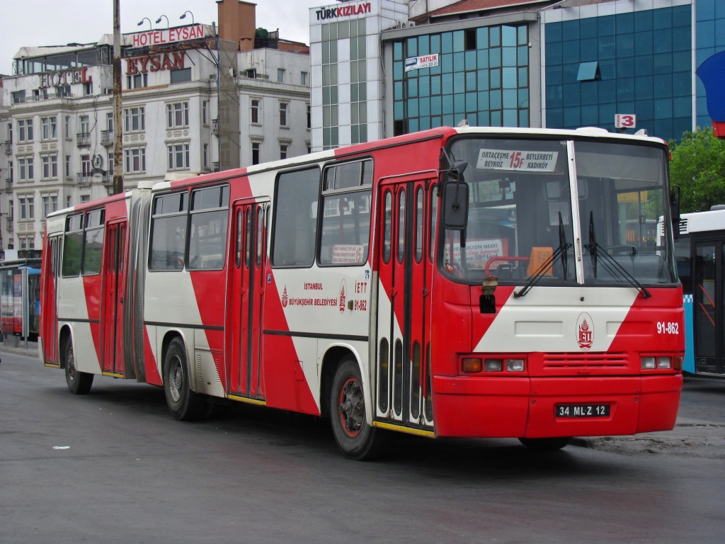 Ikarus 280-asból alig pár kocsi maradt forgalomban, azok is jellemzően csúcsidőben közlekednek a 15F járaton<br/>A képre kattintva galéria nyílik!<br/>(fotók: Németh István)