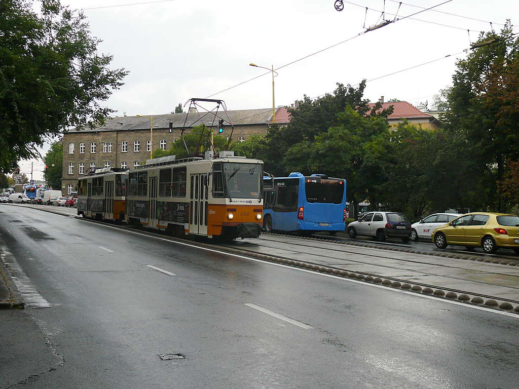 A Krisztina körút legzsúfoltabb szakaszán, az Attila utca és a Várfok utca között buszsáv felfestését is ígérte a BKK, az Attila út és a Déli pályaudvar közti szakaszon pedig a villamossíneken is közlekedhetnének. Az iskolakezdés előtti héten ezen sávok kijelölése még nem történt meg<br>(fotó: Kemsei Zoltán)